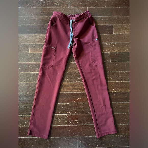 FIGS | Maroon Set - Picture 5 of 7